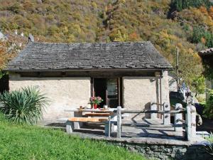 een klein gebouw met een tafel ervoor bij Holiday Home Rustico Cristallo by Interhome in Aquila +11 foto's