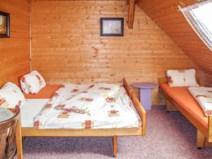 Postel nebo postele na pokoji v ubytování Holiday Home Lenora I by Interhome
