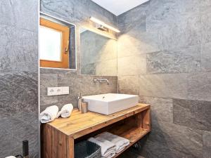 A bathroom at Apartment Renauer by Interhome