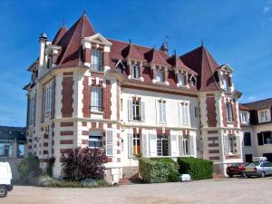 un gran edificio de ladrillo con un gran techo en Apartment Le Caneton-4 by Interhome en Cabourg