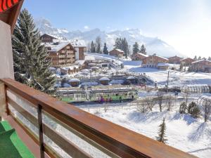 een balkon met uitzicht op een stad in de sneeuw bij Apartment Diamant 39 by Interhome in Villars-sur-Ollon