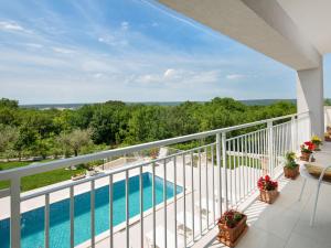 Bazén v ubytování Villa Debora by Interhome nebo v jeho okolí + 32 fotografií