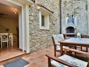 patio ze stołem i krzesłami oraz kamienną ścianą w obiekcie Holiday Home Mali dvori by Interhome w mieście Diklo +19 zdjęć