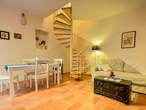 salon z kanapą, stołem i schodami w obiekcie Holiday Home Mali dvori by Interhome w mieście Diklo