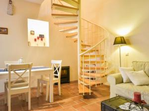 salon ze stołem i spiralnymi schodami w obiekcie Holiday Home Mali dvori by Interhome w mieście Diklo