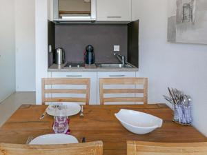 南達的住宿－Studio Grenier 5 by Interhome，一张木桌,上面有两个白色碗