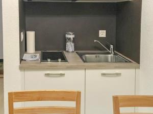 een keuken met een wastafel en een aanrecht bij Studio Grenier 5 by Interhome in Nendaz