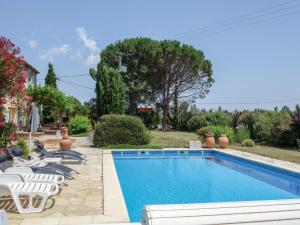 una piscina con sillas blancas y una casa en Holiday Home Mas Troumpill by Interhome, en Saint-Génis