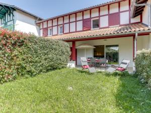 a house with chairs and a table in the yard at Holiday Home Mendi Bixta by Interhome in Amotz