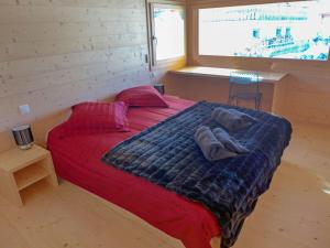מיטה או מיטות בחדר ב-Chalet Woovim 8 by Interhome