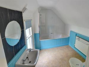 Ein Badezimmer in der Unterkunft Holiday Home Bontddu by Interhome