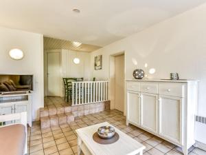 sala de estar con mesa y cocina en Apartment du Golf-9 by Interhome, en Saint Cyprien Plage