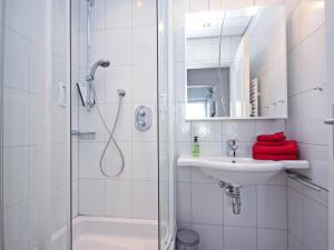 Ένα μπάνιο στο Apartment Max & Moritz Top 16 by Interhome +22 φωτογραφίες