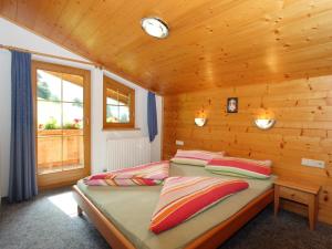 Postel nebo postele na pokoji v ubytování Apartment Alpin by Interhome