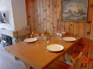 ナンダにあるStudio Bouleaux B2 by Interhomeの木製テーブル(皿、ワイングラス付)