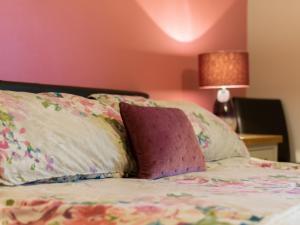 Holiday Home Glandoris by Interhome tesisinde bir odada yatak veya yataklar
