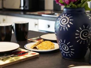 スウォンジーにあるHoliday Home Cieline by Interhomeの皿と花瓶