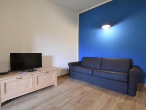 salon z kanapą i telewizorem z płaskim ekranem w obiekcie Apartment Elettra-7 by Interhome w mieście Crone
