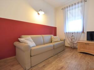 salon z kanapą i telewizorem w obiekcie Apartment Elettra-7 by Interhome w mieście Crone