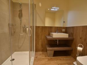 Łazienka w obiekcie Apartment Elettra-7 by Interhome