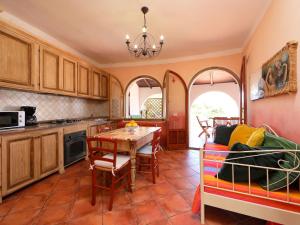 eine Küche mit Tisch und ein Esszimmer in der Unterkunft Apartment Palme-1 by Interhome in Isola Rossa