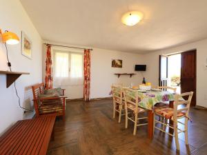 comedor con mesa y sillas en Apartment Ananas 2 A by Interhome en Valledoria