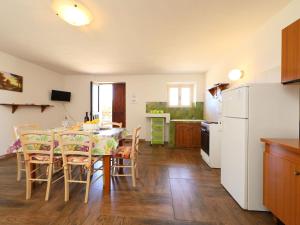 ヴァッレドーリアにあるApartment Ananas 2 A by Interhomeのキッチン、ダイニングルーム(テーブル、椅子付)