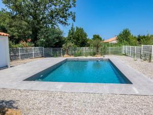 una piscina en un patio trasero con una valla en Apartment Le Clos des Alberes-1 by Interhome, en Argelès-sur-Mer