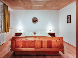 1 dormitorio con cama de madera en una habitación blanca en Apartment Ainhauser-1 by Interhome en Rodund
