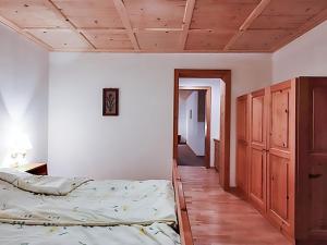 1 Schlafzimmer mit 2 Betten und Holzdecke in der Unterkunft Apartment Ainhauser-1 by Interhome in Rodund