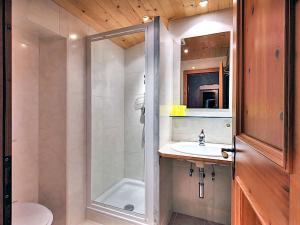Kylpyhuone majoituspaikassa Apartment Ainhauser-3 by Interhome