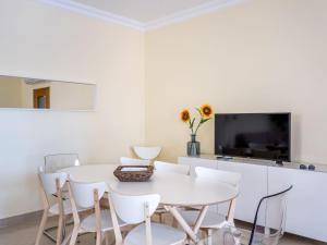 PatrovesにあるVilla Colibri by Interhomeの白いダイニングルーム(白いテーブルと椅子付)