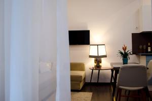 TV a/nebo společenská místnost v ubytování Paulay Design Apartment