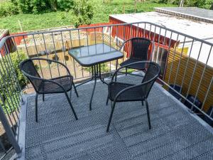 2 stoelen en een tafel op een balkon bij Apartment Dori by Interhome in Westerholt