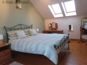 Un pat sau paturi într-o cameră la Holiday Home Llety'r Cwm by Interhome