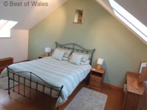 Una cama o camas en una habitación de Holiday Home Llety'r Cwm by Interhome