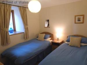 Un pat sau paturi într-o cameră la Holiday Home Llety'r Cwm by Interhome