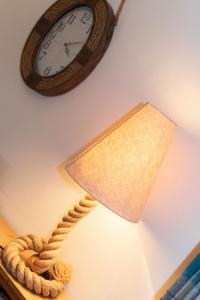 LlangwnadlにあるHoliday Home Beudy Wnadl by Interhomeの時計に掛けられた縄灯