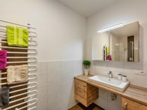 uma casa de banho com um lavatório e um espelho em Apartment Birgit by Interhome em Stumm