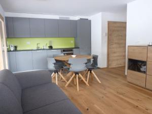 Kuchyň nebo kuchyňský kout v ubytování Apartment Jardins d'Helene by Interhome