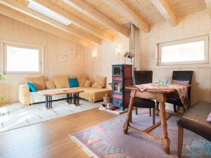 Posedenie v ubytovaní Chalet Shakti by Interhome