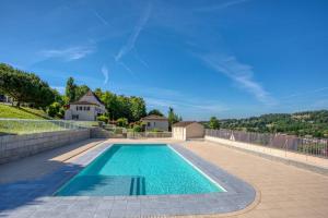 uma piscina num quintal ao lado de uma cerca em SARLAT - 24 - L'appartement d'Euphé avec piscine em Sarlat-la-Canéda