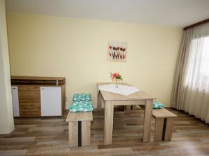 een kamer met een tafel en twee krukken en een tafel bij Apartment Jägerhof-3 by Interhome in Hochpillberg