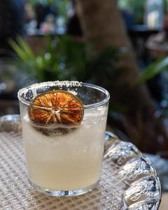 - une boisson sur une table avec une tranche d'orange dans l'établissement KAYAK Miami Beach, à Miami Beach