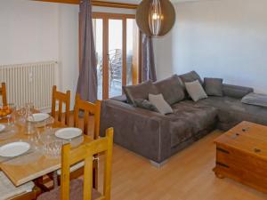 - un salon avec un canapé et une table dans l'établissement Apartment Les Genets-12 by Interhome, à Nendaz