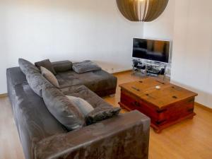 - un salon avec un canapé et une table basse dans l'établissement Apartment Les Genets-12 by Interhome, à Nendaz