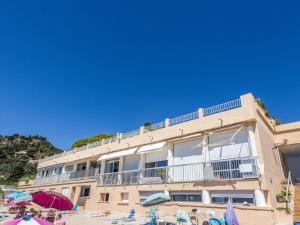 - un bâtiment sur la plage avec des chaises et des parasols dans l'établissement Studio Les Sables d'Aiguebelle-2 by Interhome, à Aigue-Belle