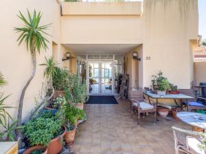 d'une terrasse avec des plantes en pot et une table. dans l'établissement Studio Les Sables d'Aiguebelle-2 by Interhome, à Aigue-Belle