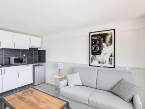 un salon avec un canapé et une cuisine dans l'établissement Studio Les Sables d'Aiguebelle-2 by Interhome, à Aigue-Belle 12 autres photos