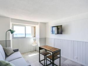 un salon avec un canapé et une table dans l'établissement Studio Les Sables d'Aiguebelle-2 by Interhome, à Aigue-Belle